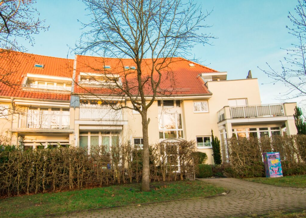 VERKAUFT – Charmante 2-Zimmer-Hochparterre-Wohnung mit eingewachsener Terrasse
