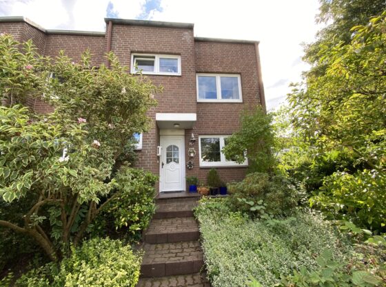 V E R K A U F T – Naturnahes Wohnen am Hansdorfer/Duvenstedter Brook – in top gepflegter Doppelhaushälfte