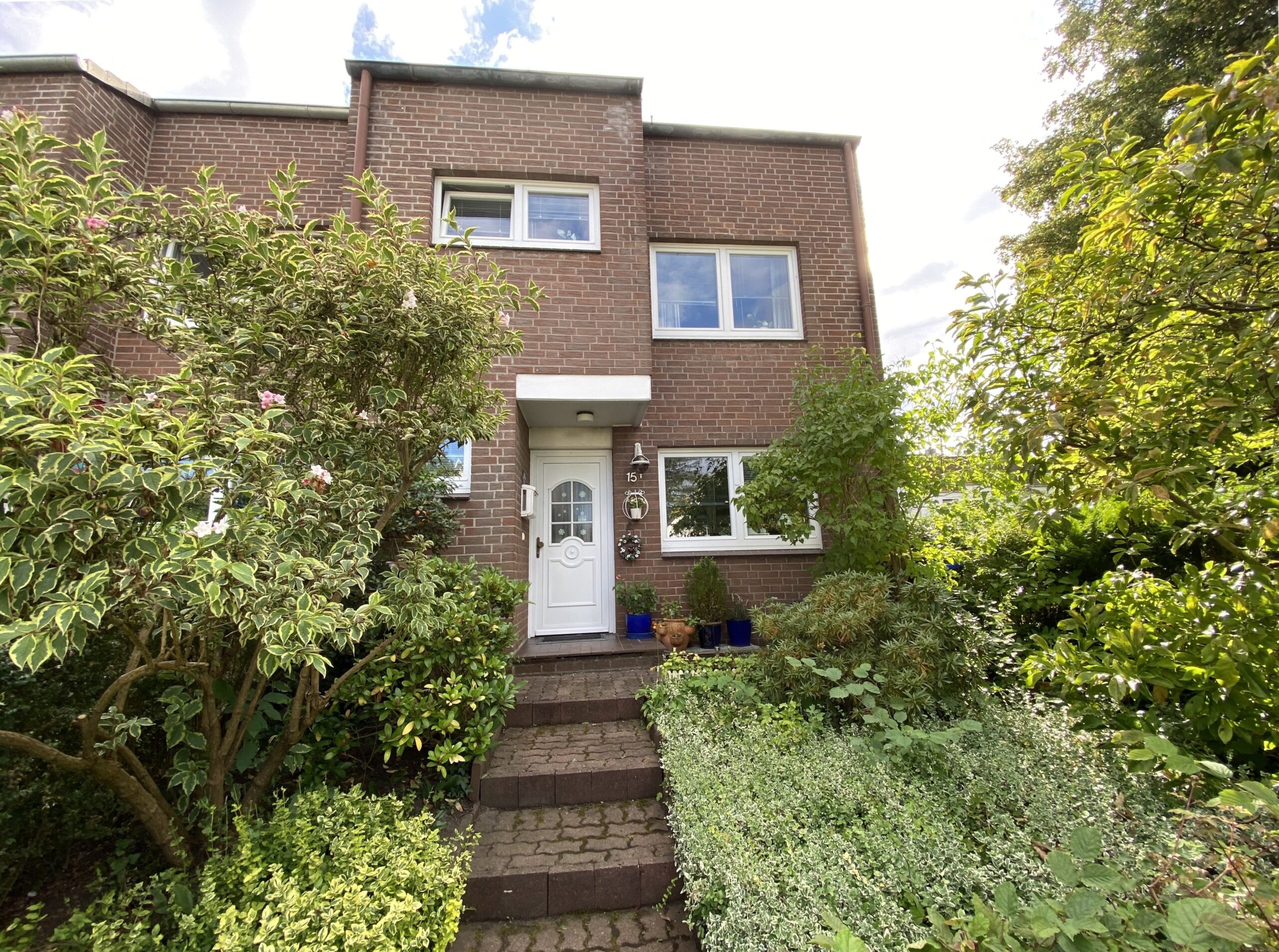 V E R K A U F T – Naturnahes Wohnen am Hansdorfer/Duvenstedter Brook – in top gepflegter Doppelhaushälfte