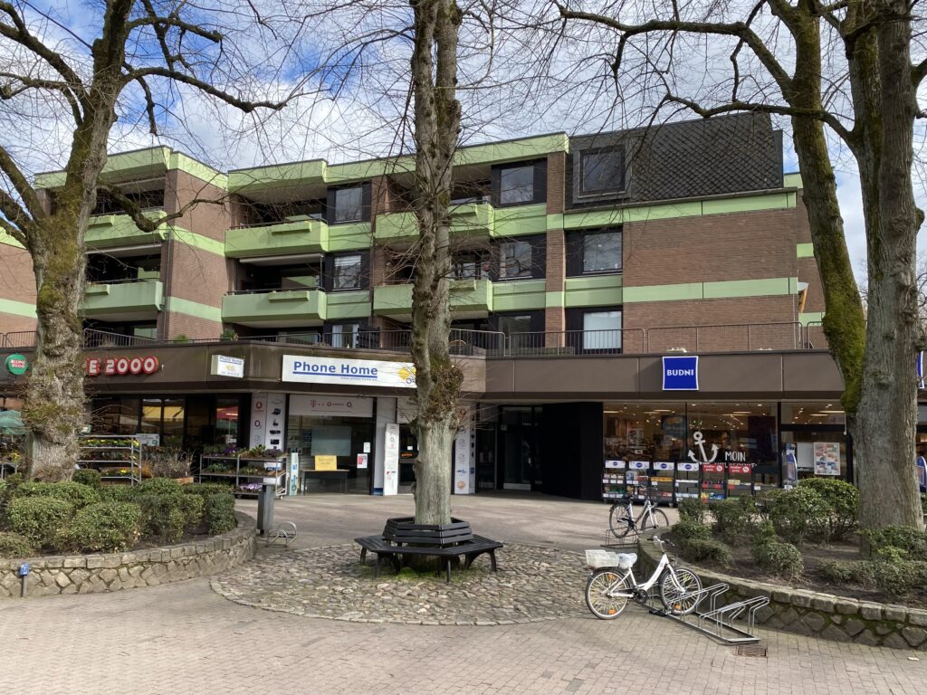 Im Herzen von Volksdorf: 2-Zi.-Eigentumswohnung mit Dachterrasse & Tiefgarage